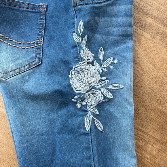 GIRLS Cropped Washed Embroidered Jeans - Size 10 - Picture 5 of 7